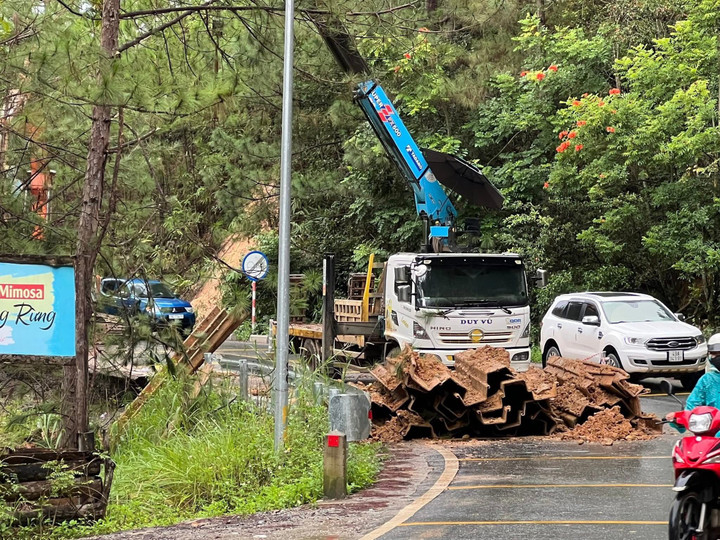 Nhiều cọc sắt được tập kết tại đèo Mimosa để gia cố điểm sạt lở.