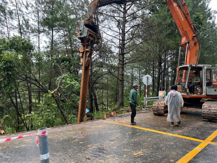 Lực lượng chức năng đóng cọc thép gia cố đèo Mimosa. Ảnh: NDCC