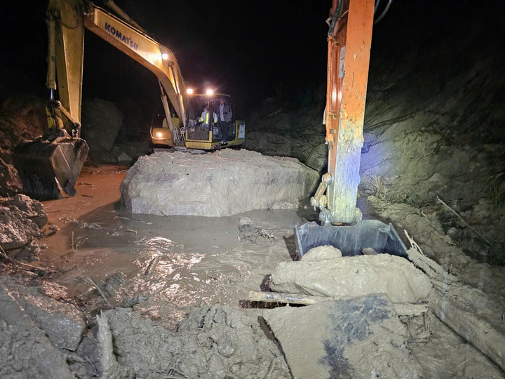 Máy móc, phương tiện làm việc hết công suất trên đèo Khánh Lê.