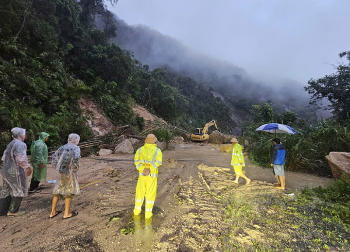 Lực lượng Cảnh sát Giao thông tỉnh Lâm Đồng dọn dẹp đất đá trên đèo Khánh Lê mở đường cho các phương tiện mắc kẹt quay đầu về Đà Lạt.