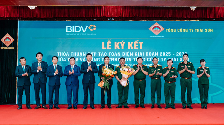 Đại diện Lãnh đạo BIDV và Tổng Công ty Thái Sơn chụp ảnh lưu niệm tại Lễ ký kết.