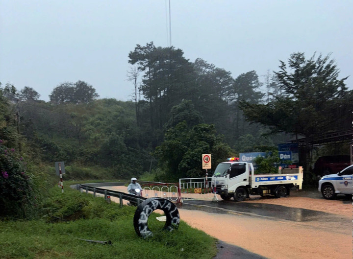Lực lượng Cảnh sát Giao thông chốt chặn, buộc dừng tất cả phương tiện lưu thông qua đèo Ngoạn Mục từ phía tỉnh Lâm Đồng