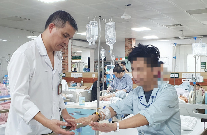 TS.BS Nguyễn Trung Nguyên kiểm tra sức khoẻ bệnh nhân ngộ độc thuốc lá điện tử.