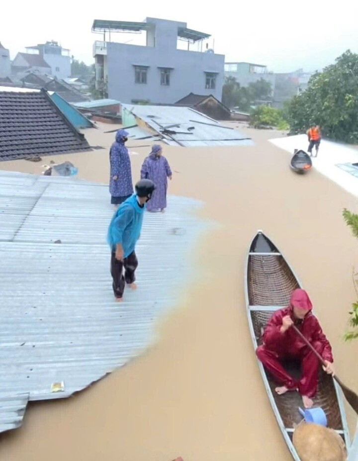Nhiều khu vực phía Đông Đắk Lắk đã ngập hơn mái nhà khi lũ chưa đạt đỉnh.