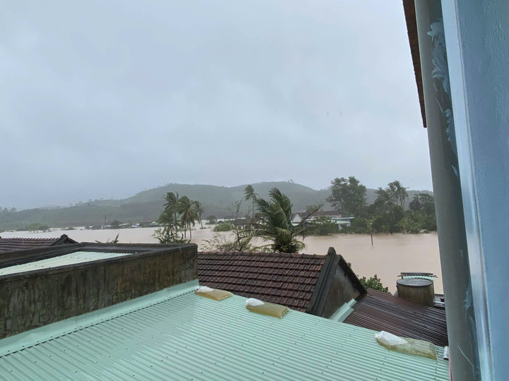 Hàng trăm hộ dân xã Hòa Thịnh cô lập hoàn toàn.