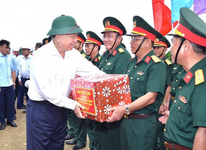 Tổng Bí thư Tô Lâm tặng quà các đơn vị thi công dự án trên đảo Hòn Khoai (Ảnh: Trần Hiếu/VOV-ĐBSCL)