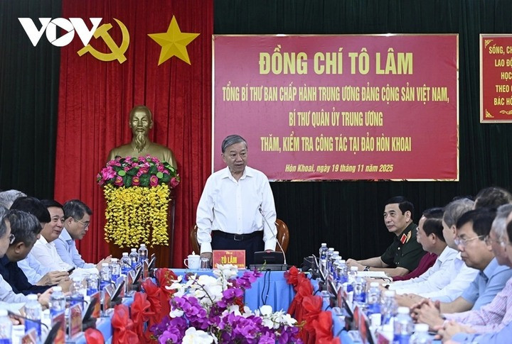 Tổng Bí thư Tô Lâm cùng đoàn công tác Trung ương khảo sát thực địa các dự án chiến lược tại cụm đảo Hòn Khoai. (Ảnh: Trần Hiếu/VOV-ĐBSCL)