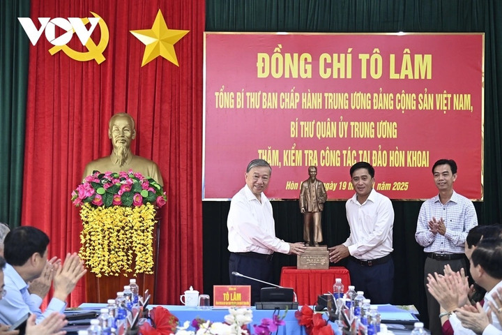 Tổng Bí thư Tô Lâm tặng bức tượng Bác Hồ cho Đảng bộ, chính quyền và nhân dân cụm đảo Hòn Khoai. (Ảnh: Trần Hiếu/VOV-ĐBSCL)