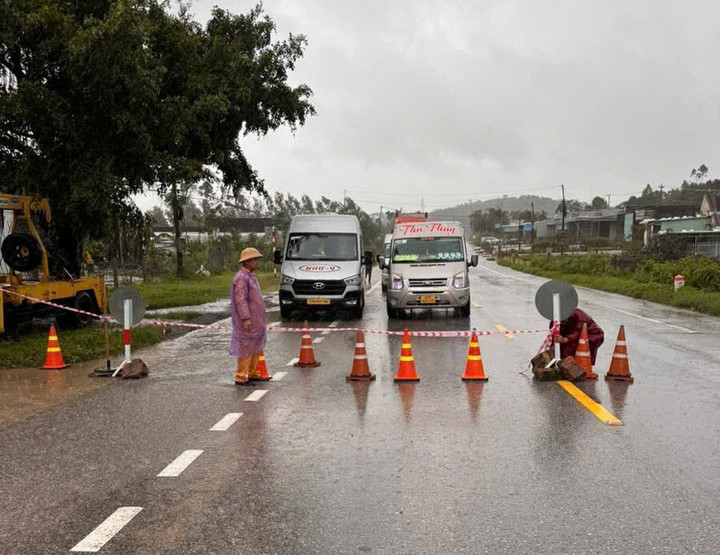 Lực lượng Cảnh sát Giao thông Công an tỉnh Gia Lai lập chốt chặn hai đầu đèo An Khê, ngăn cấm ohương tiện di chuyển qua lại.