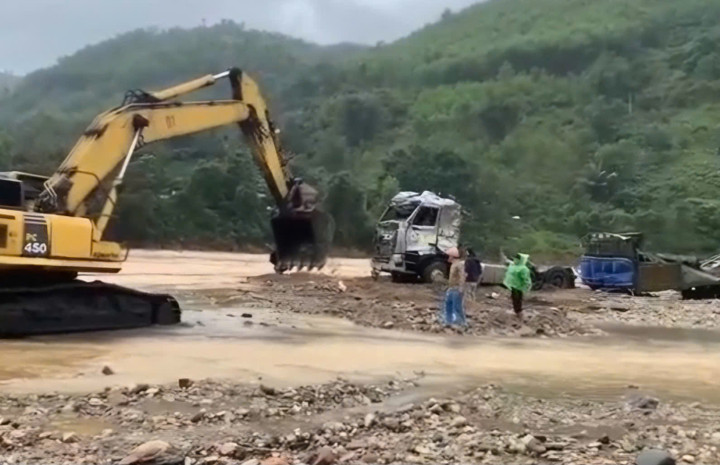 Lực lượng chức năng đang trục vớt chiếc xe đầu kéo bị lũ cuốn