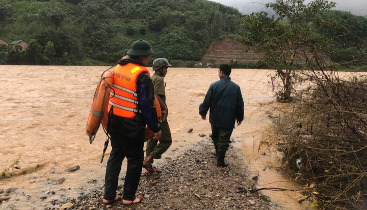 Lực lượng chức năng nỗ lực tìm kiếm tung tích tài xế nhưng hiện chưa có kết quả