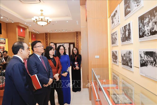 Phó Thủ tướng Lê Thành Long và đoàn công tác thăm phòng truyền thống trường Đại học Y Hà Nội. (Ảnh: Minh Quyết/TTXVN)