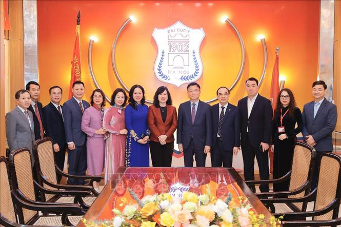 Phó Thủ tướng Lê Thành Long và đoàn công tác thăm phòng truyền thống trường Đại học Y Hà Nội. (Ảnh: Minh Quyết/TTXVN)