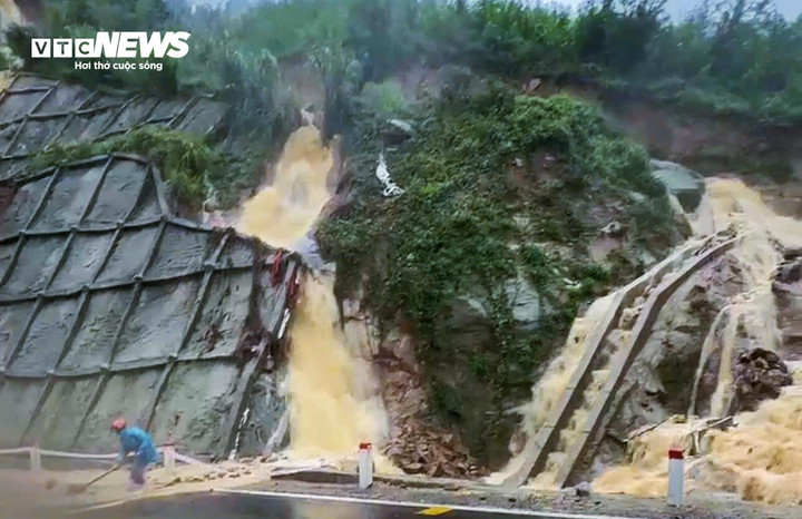 Nước lũ trên núi đang tràn xuống khu vực đèo An Khê, Gia Lai.