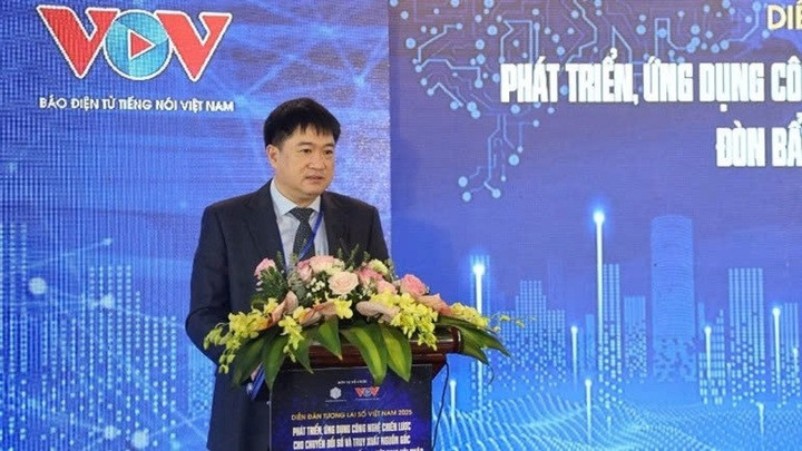 Profesor Chu Hoang Ha bercakap di forum itu.