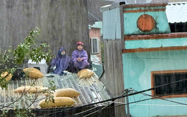 Ngày 20/11, mưa lũ vẫn bủa vây miền Trung, ngập lụt khắp nơi.