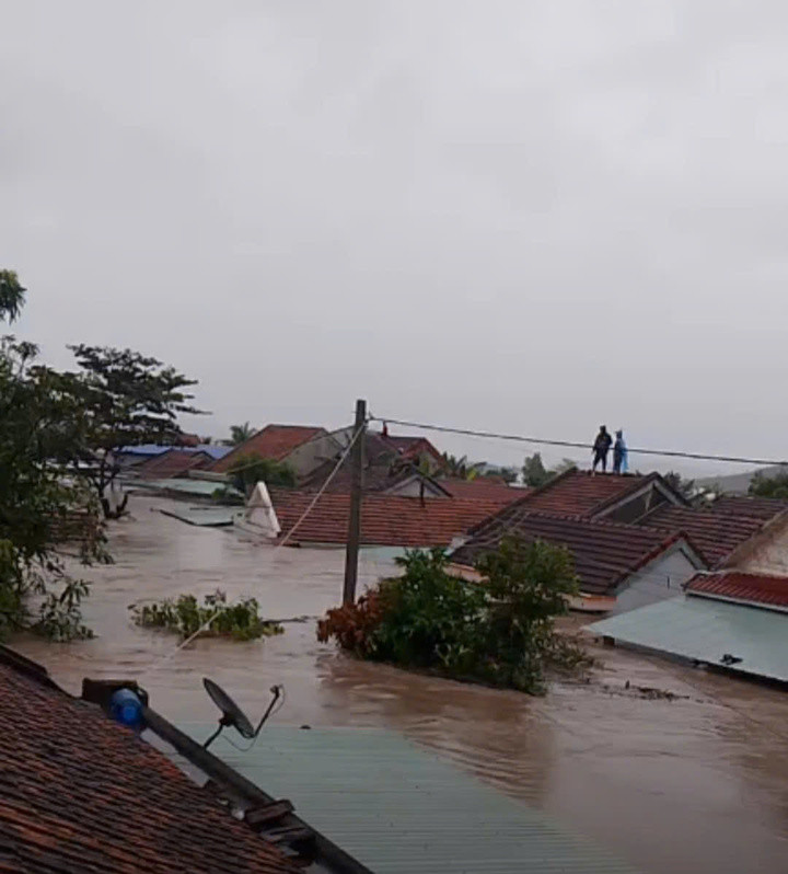 Lúc 19h ngày 19/11, tổng lượng nước xả về hạ du của Thủy điện Sông Ba Hạ là 16.100 m³/s. Đây là mức xả cao nhất trong lịch sử từ trước đến nay.