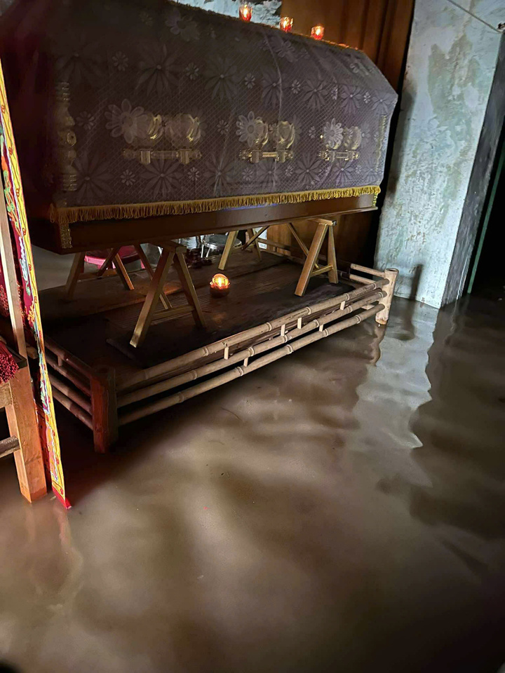 Một gia đình ở phường Tuy Hòa phải kê quan tài lên cao để làm lễ tang cho người thân giữa lúc nước lũ dâng nhanh.