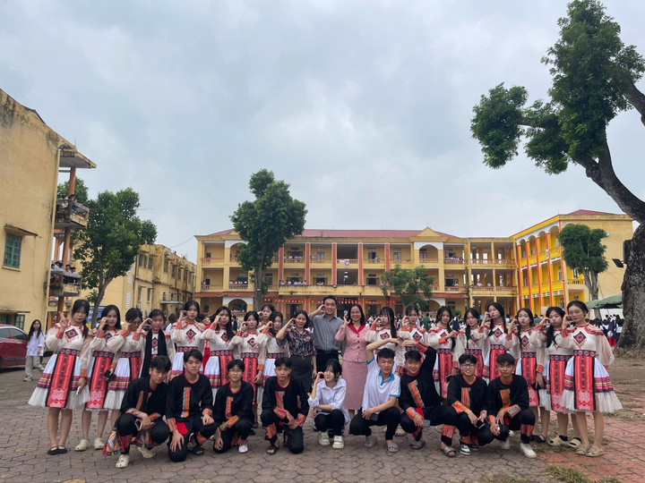 Các học sinh chụp ảnh kỷ niệm sau tiết mục văn nghệ (Ảnh: NVCC)