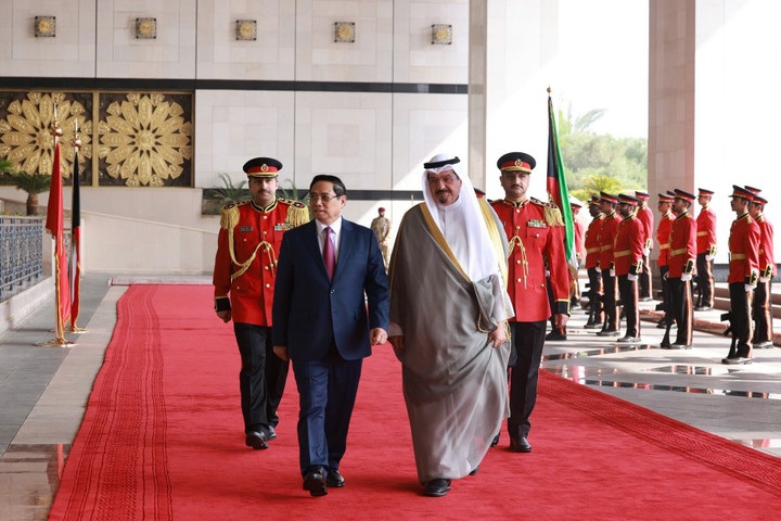 Thủ tướng Nhà nước Kuwait Sheikh Ahmad Abdullah Al-Ahmad Al Sabah chủ trì lễ đón Thủ tướng Chính phủ Phạm Minh Chính (Ảnh: TTXVN)