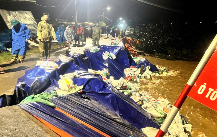 Khuya 18/11, mưa to, gió lớn kết hợp với sóng dữ liên tục công phá hàng trăm mét bờ kè An Lương khiến nhiều điểm xuất hiện sạt lở. Trong đó, tại khu vực gần chợ cá, một đoạn kè khoảng 10m đã bị cuốn sập. (Ảnh: Q.N)