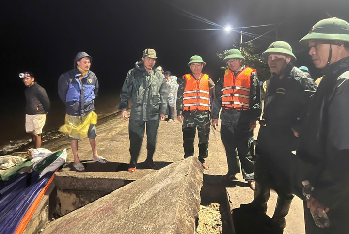 Ngay trong đêm, Bộ Chỉ huy Quân sự TP Đà Nẵng đã điều động hơn 300 cán bộ, chiến sĩ cơ động đến hiện trường; đồng thời báo cáo và đề nghị Quân khu 5 tăng cường lực lượng của Sư đoàn 315. (Ảnh: Q.N)