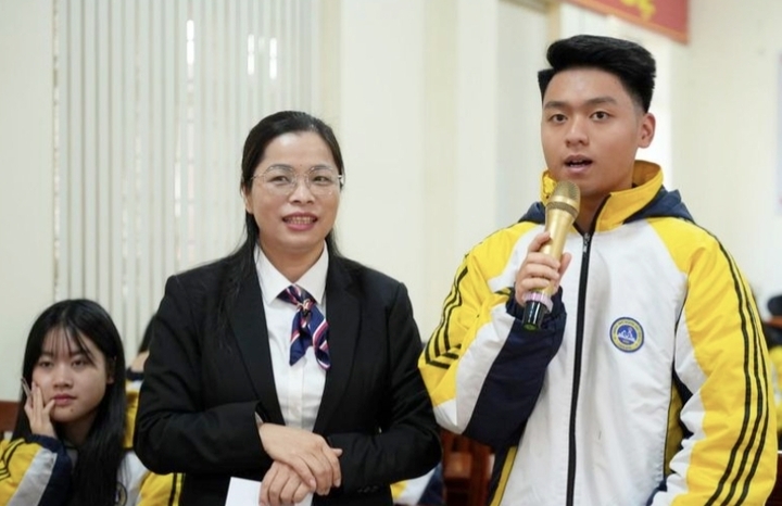 Các em học sinh trả lời câu hỏi giao lưu tại buổi truyền thông.