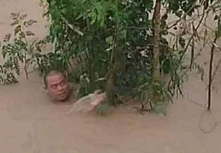 Nhiều người dân ở xã Đồng Xuân ngâm mình trong dòng nước lũ, chờ lực lượng chức năng ứng cứu.