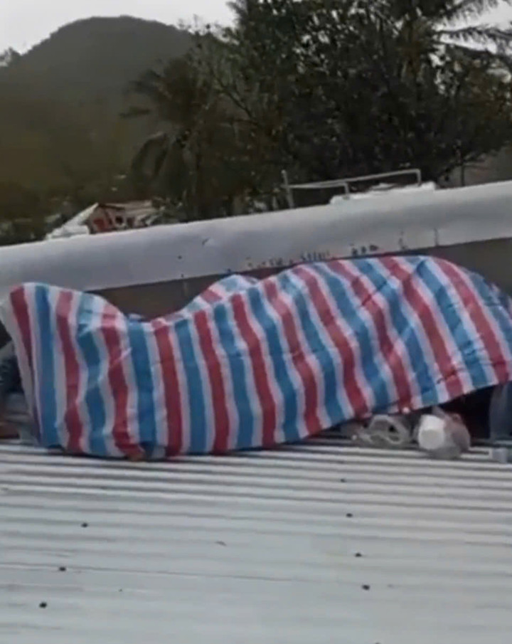 Một người dân cho biết:"Tôi phải che tấm bạt trên nóc nhà rồi đưa các con vào trú ẩn. Giờ nước dâng nữa cũng không biết làm sao" .