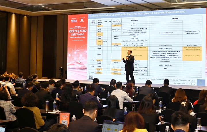 Tiến sĩ Ngô Viết Nam Sơn, chuyên gia quy hoạch giao thông đô thị chia sẻ tại hội thảo. (Ảnh: Đại Việt)