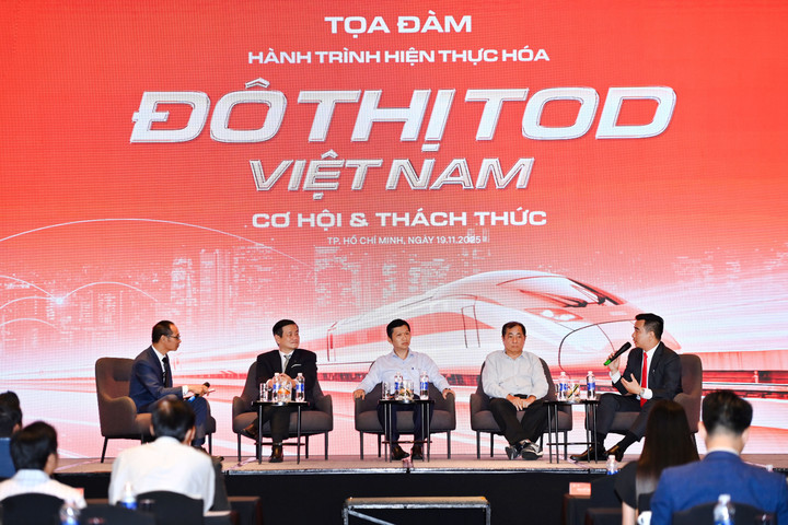 Các chuyên gia mổ xẻ nhiều vấn đề xoay quanh việc phát triển giao thông đô thị và bất động sản. (Ảnh: Đại Việt)