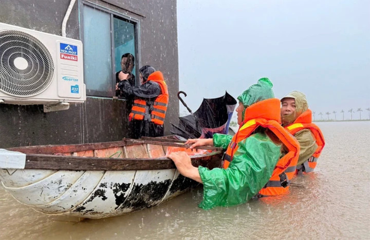 Mưa lũ đang bủa vây miền Trung, ngập lụt khắp nơi. (Ảnh: Minh Minh)