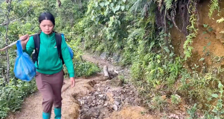 Зображення пані Луєн, яка несе їжу до школи для своїх учнів (скріншот)