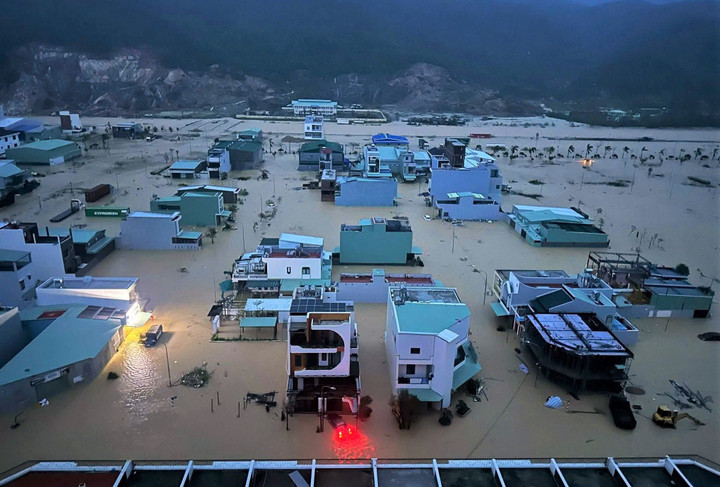 Đồng thời yêu cầu bố trí ngay chỗ ở tạm theo hình thức xen ghép hoặc tập trung tại các cơ sở quân đội, công cộng, tuyệt đối không để người dân thiếu nơi ở an toàn.