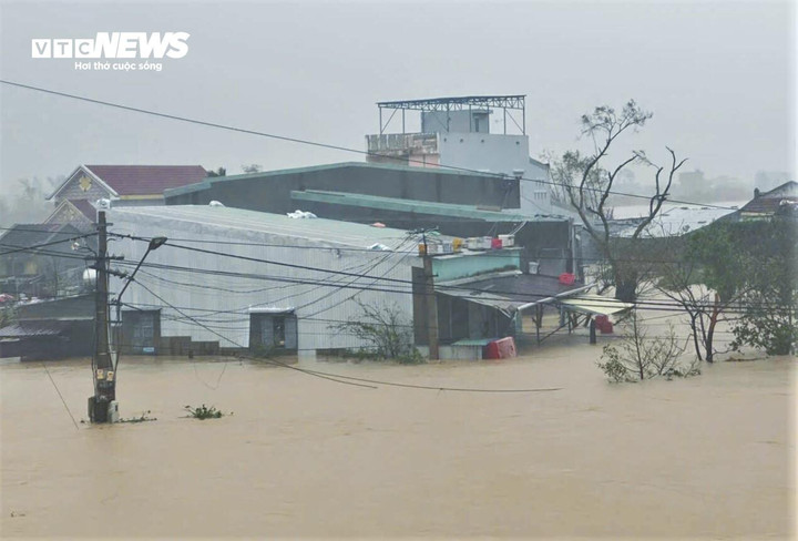 Nhiều hộ dân dọc quốc lộ 19 mới qua các địa bàn xã Tuy Phước, Tuy Phước Đông và phường Quy Nhơn Đông bị cô lập hoàn toàn.