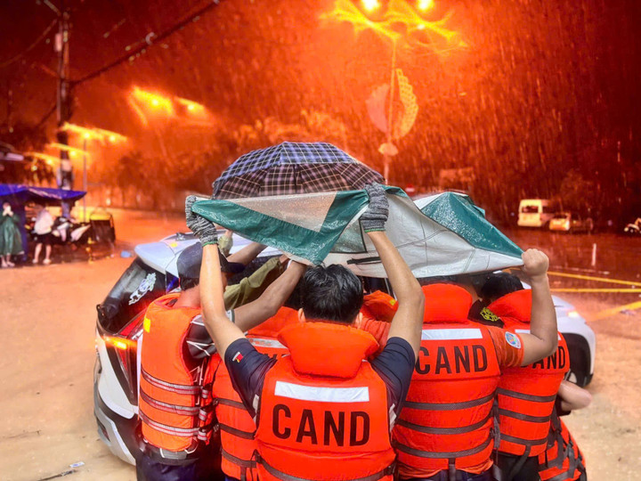 Từ đêm đến sáng, hàng ngàn cán bộ, chiến sĩ bộ đội, công an và lực lượng chức năng tỉnh Gia Lai ngâm mình trong dòng nước lạnh để đưa người dân phường Quy Nhơn Bắc và Quy Nhơn Nam đến nơi an toàn.