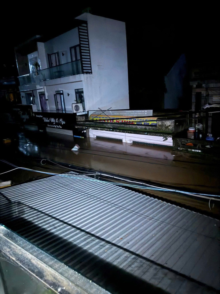 Nhiều gia đình chìm trong biển nước.