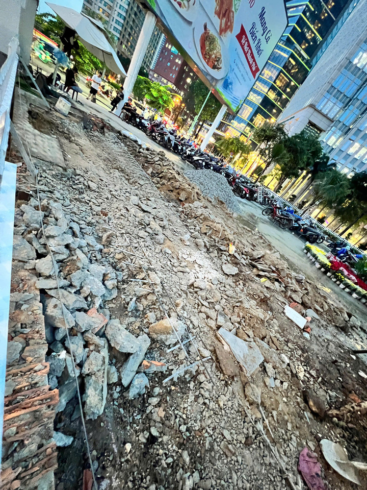 Khu vực đặt nhà vệ sinh công cộng bị đậ phá, còn lại bãi đất trống.