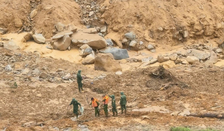 Tiếng nổ lớn phát ra từ khu vực sạt lở núi kinh hoàng khiến 3 người mất tích. (Ảnh: S.H)