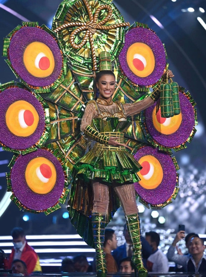Tại Miss Universe lần thứ 70, Á hậu Kim Duyên mang theo trang phục dân tộc lấy cảm hứng từ món bánh Tét truyền thống. Thiết kế nhận được nhiều bàn tán của khán giả quốc tế.