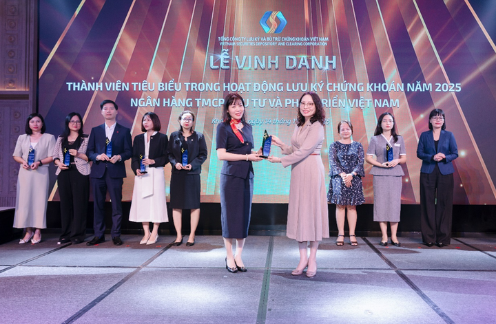 Bà Phạm Vũ Thiên Nga - Giám đốc Ban Định chế Tài chính BIDV - thay mặt ngân hàng nhận biểu trưng “Thành viên tiêu biểu trong hoạt động Lưu ký chứng khoán”.