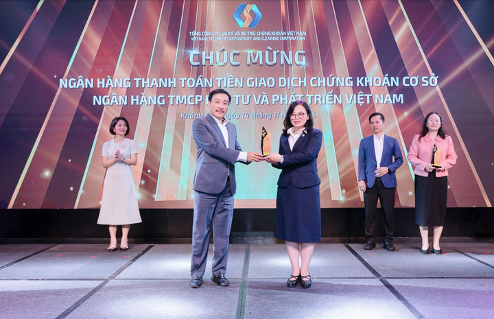 Ông Võ Hải Nam - Giám đốc BIDV chi nhánh Hà Thành - thay mặt ngân hàng nhận biểu trưng “Ngân hàng thanh toán tiền giao dịch chứng khoán cơ sở”.