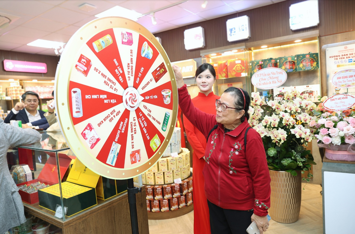 Khách hàng mua sắm và trải nghiệm hoạt động trong ngày đầu khai trương Showroom.