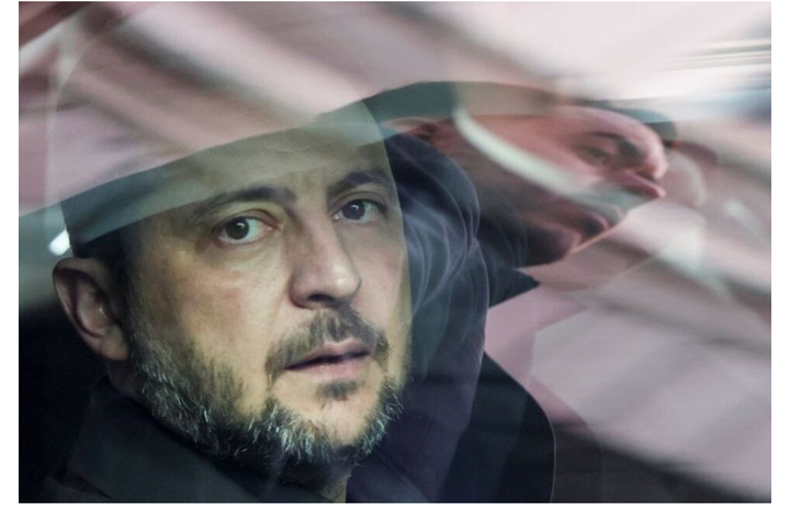 Tổng thống Ukraine Volodymyr Zelensky ngồi trong xe sau chuyến thăm Quốc hội Tây Ban Nha, tại Madrid, ngày 18/11/2025. Ảnh: Reuters