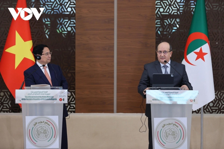 Thủ tướng Phạm Minh Chính và Thủ tướng Algeria Sifi Ghrieb gặp gỡ báo chí.