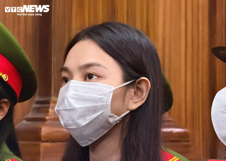 Bị cáo Nguyễn Thúc Thuỳ Tiên tại phiên toà. (Ảnh: Hoàng Thọ)