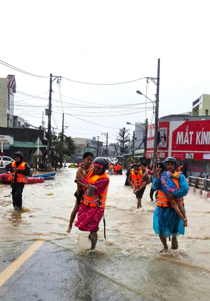 Hiện tại nhiều nơi ở Gia Lai ngập sâu, nhiều người bị mắc kẹt giữa nước mênh mông. Lực lượng chức năng địa phương cũng đang căng mình cứu hộ trong mưa lũ.