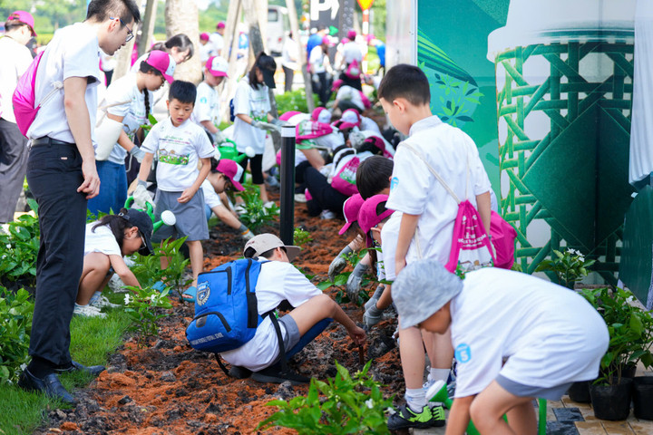 Hoạt động trồng cây truyền thống của AEON Việt Nam trước mỗi dịp khai trương TTTM cùng các em học sinh.