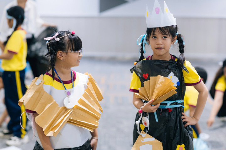 Dự án AEON Cheers Club giúp học sinh có cơ hội trải nghiệm quầy thu ngân, thảo luận nhóm, sáng tạo và thuyết trình.