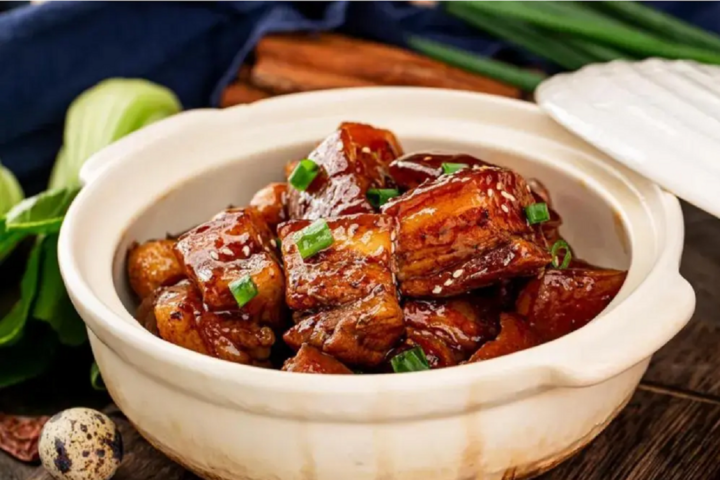 Nên kiêng ăn đậu phộng cùng với thịt mỡ. (Ảnh: Aboluowang)